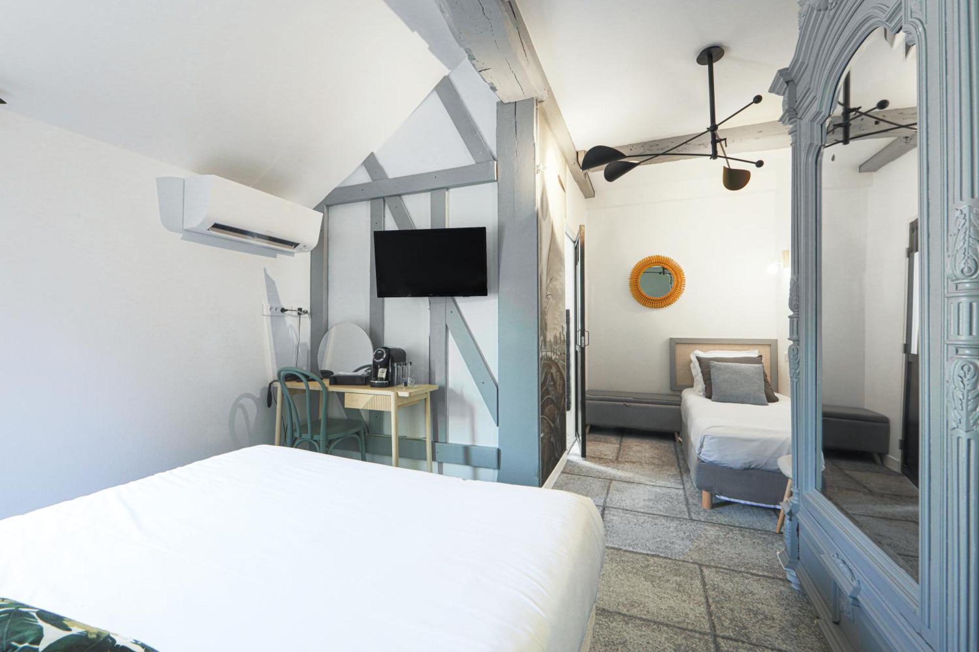 Logis Hotel & Restaurant Du Sauvage La Ferte-Gaucher Номер фото