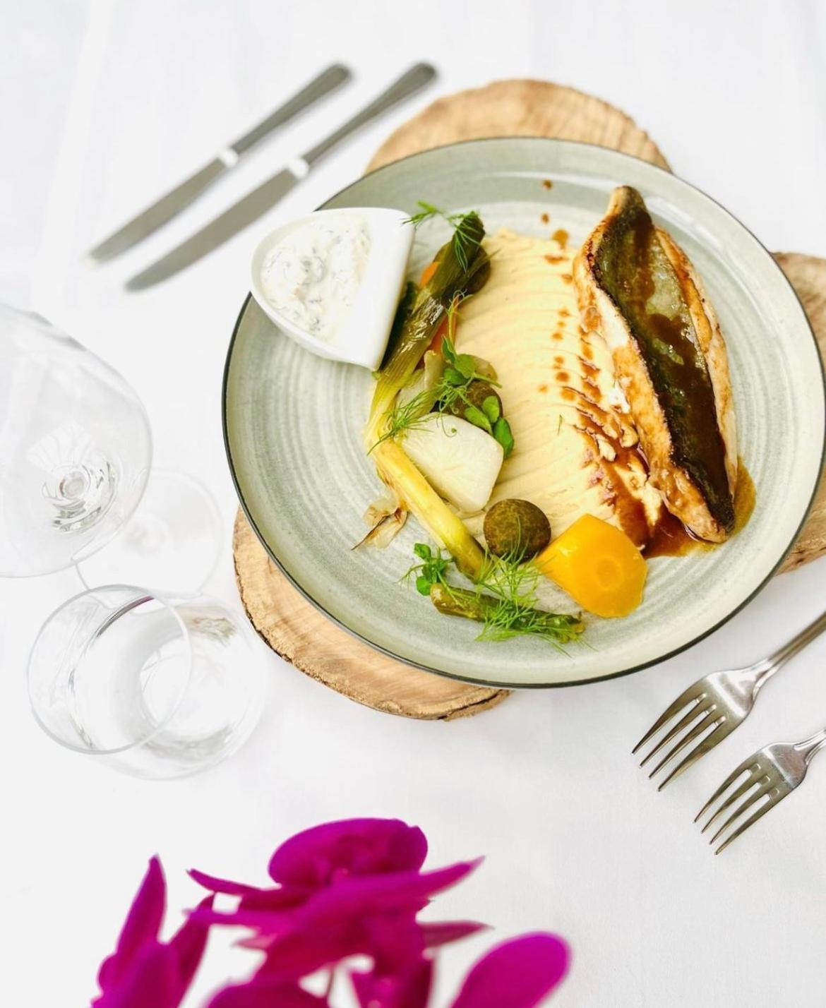 Logis Hotel & Restaurant Du Sauvage La Ferte-Gaucher Экстерьер фото